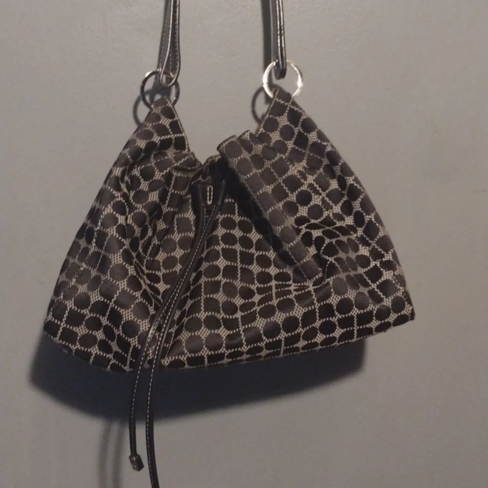 KATE SPADE BLACK WHITE SIGNATURE LOGO DRAWSTRING BUCKET HANDBAG